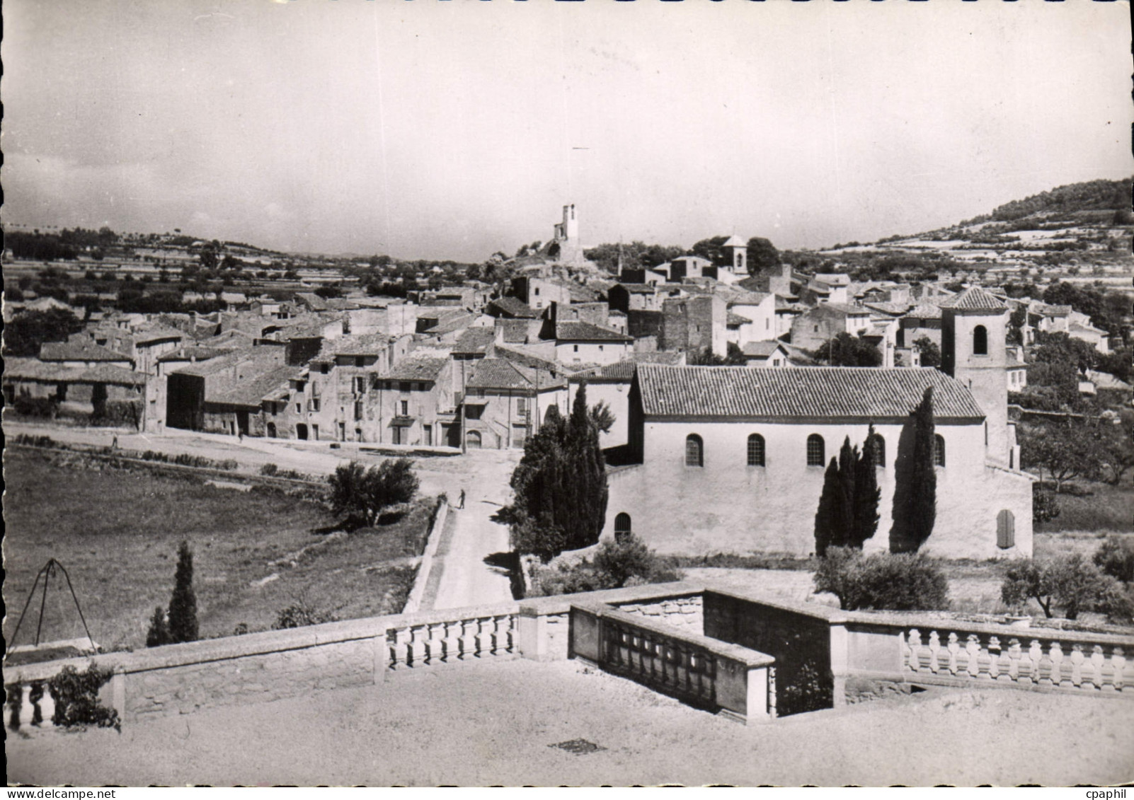 CPSM Chateau de Lourmarin Le village vu des terrasses du chateau