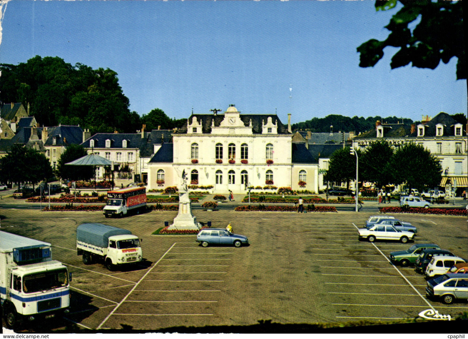 CPSM Chateau du Loir Sarthe La Place et la mairie