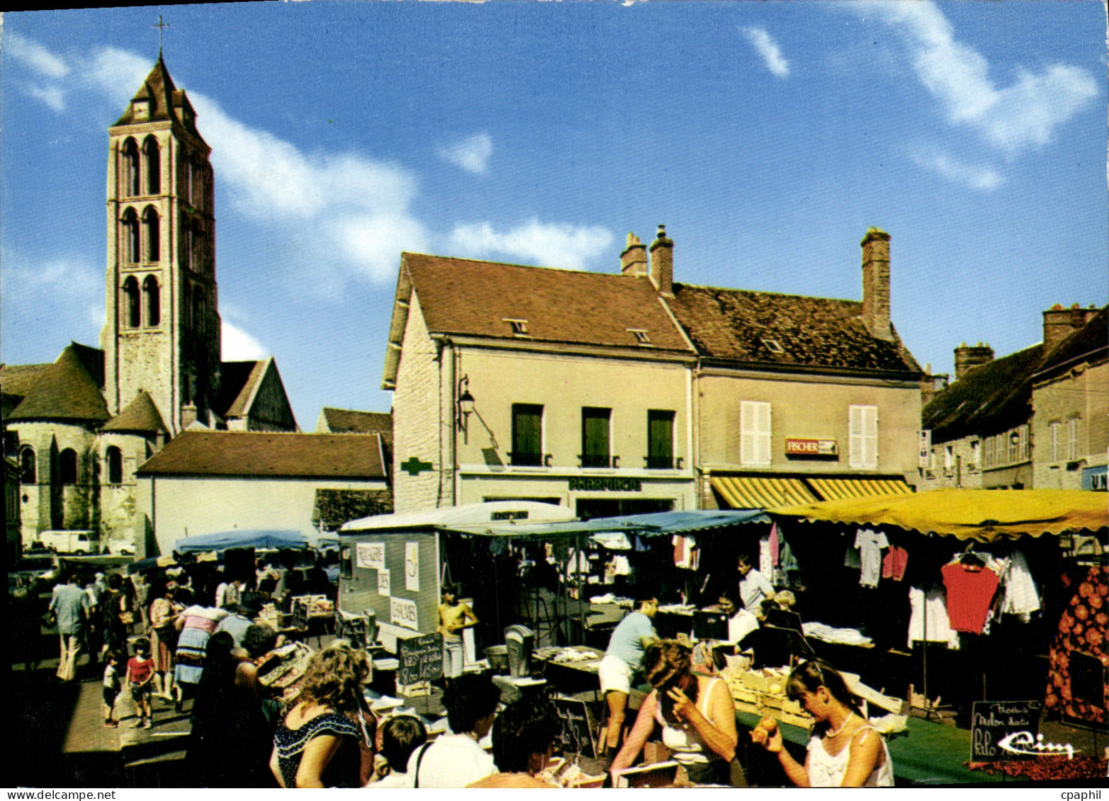 CPSM Chateau Landon (S et M) Place avec marche L'eglise