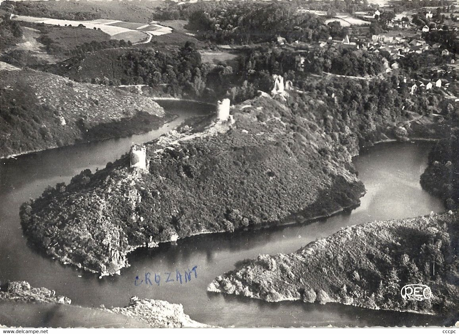 CPSM Crozant Vue aérienne les ruines de Crozant au Confluent de la Creuse et de la Sédelle