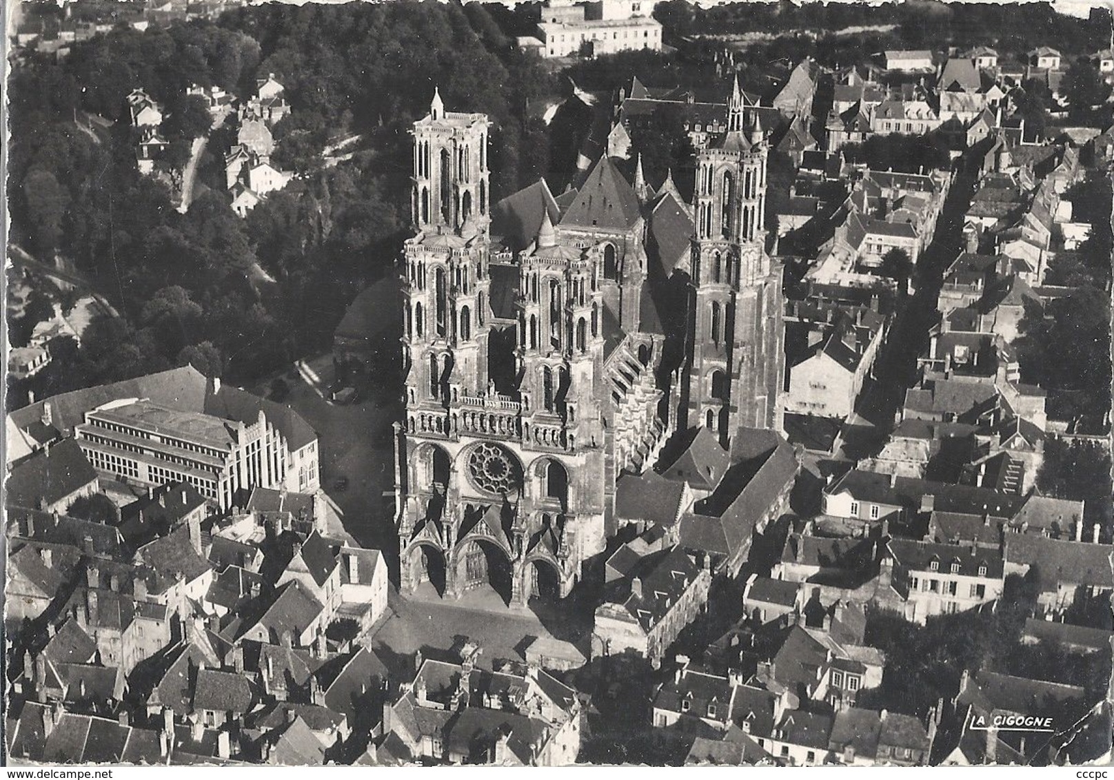 CPSM En avion sur Laon cathédrale