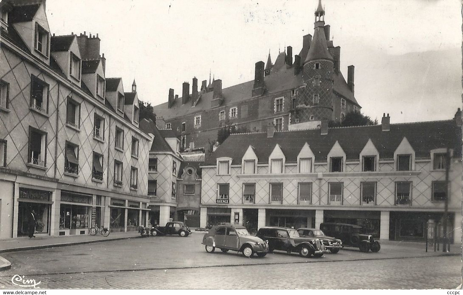 CPSM Gien La Place voitures anciennes
