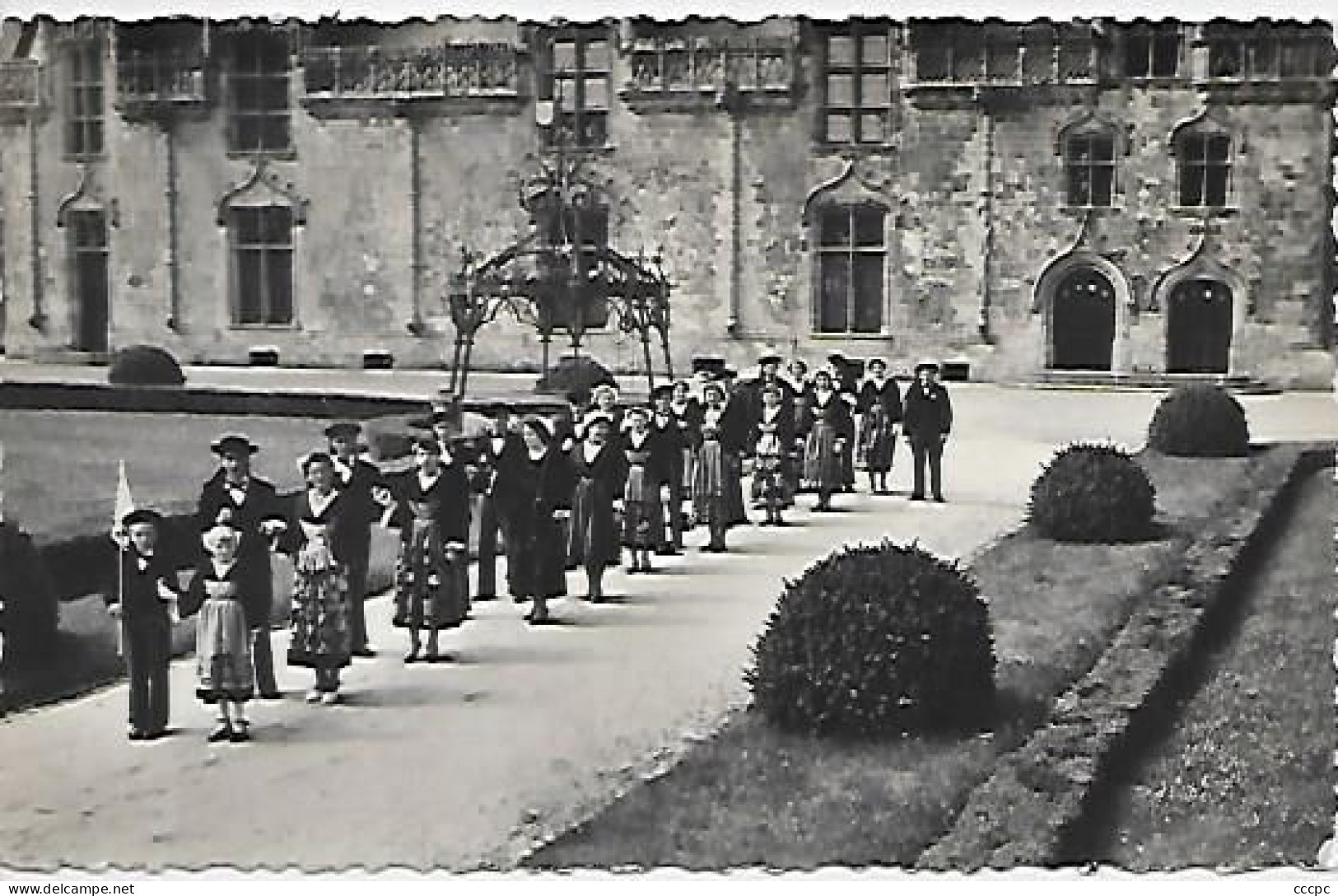 CPSM Josselin Cour du Château - Cercle FOLKLORIQUE Beaumanoir