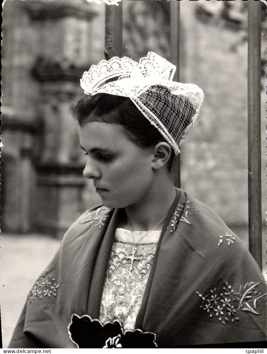 CPSM La Bretagne sites et costumes de Landivisiau et sa region Finistere Chorale Bretonne de Landivi