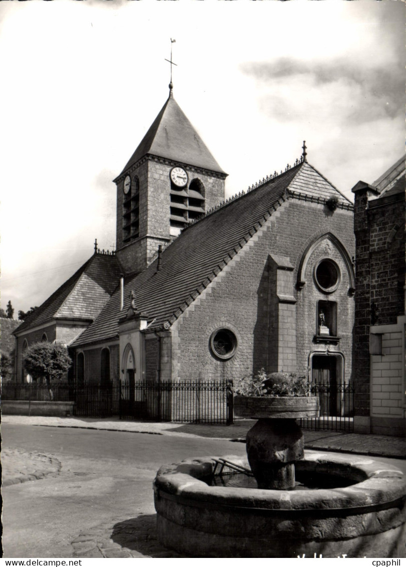 CPSM La Ferte Gaucher (S et M) L'Eglise paroissiale Saint Romain (XIIIe et XVIe siecle)