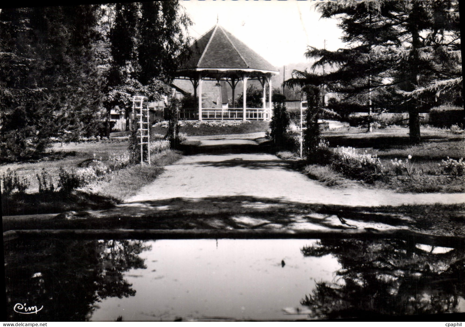 CPSM Le Trait Seine Maritime Le Jardin public