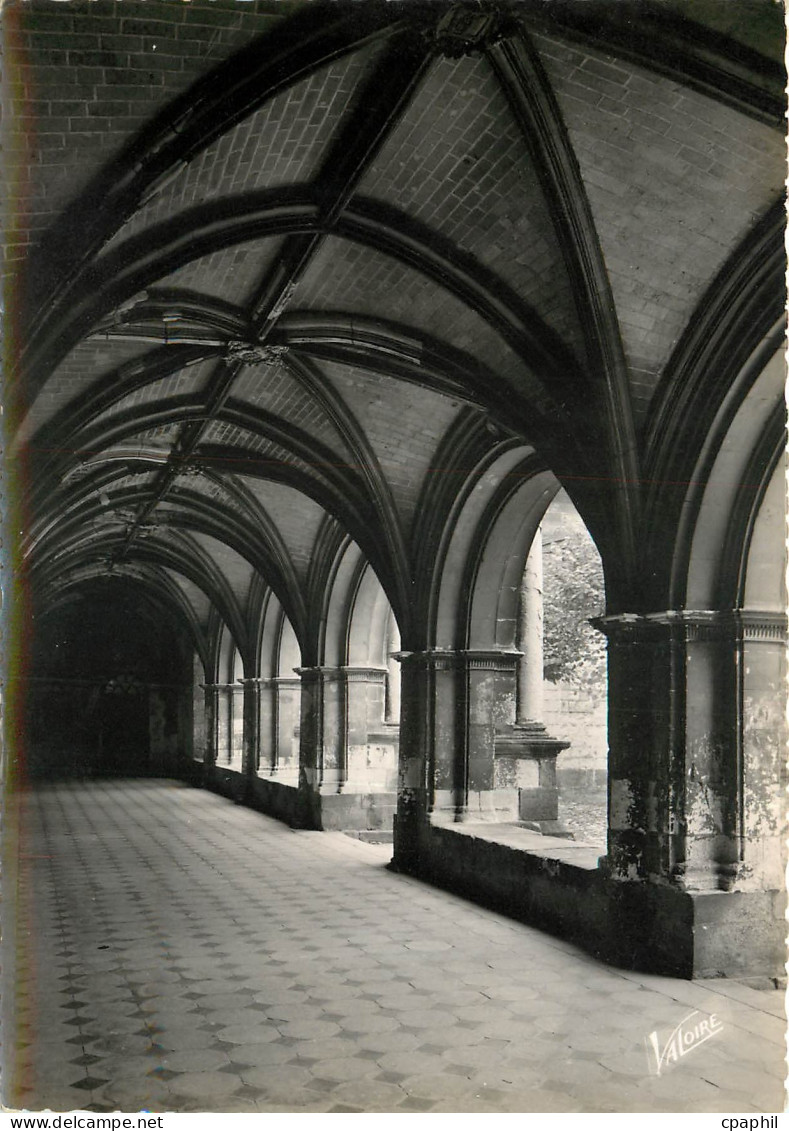 CPSM Les Merveilles du Val de Loire Fontevrault l'Abbaye (Maine et Loire) L'eglise abbatiale (XIIe s