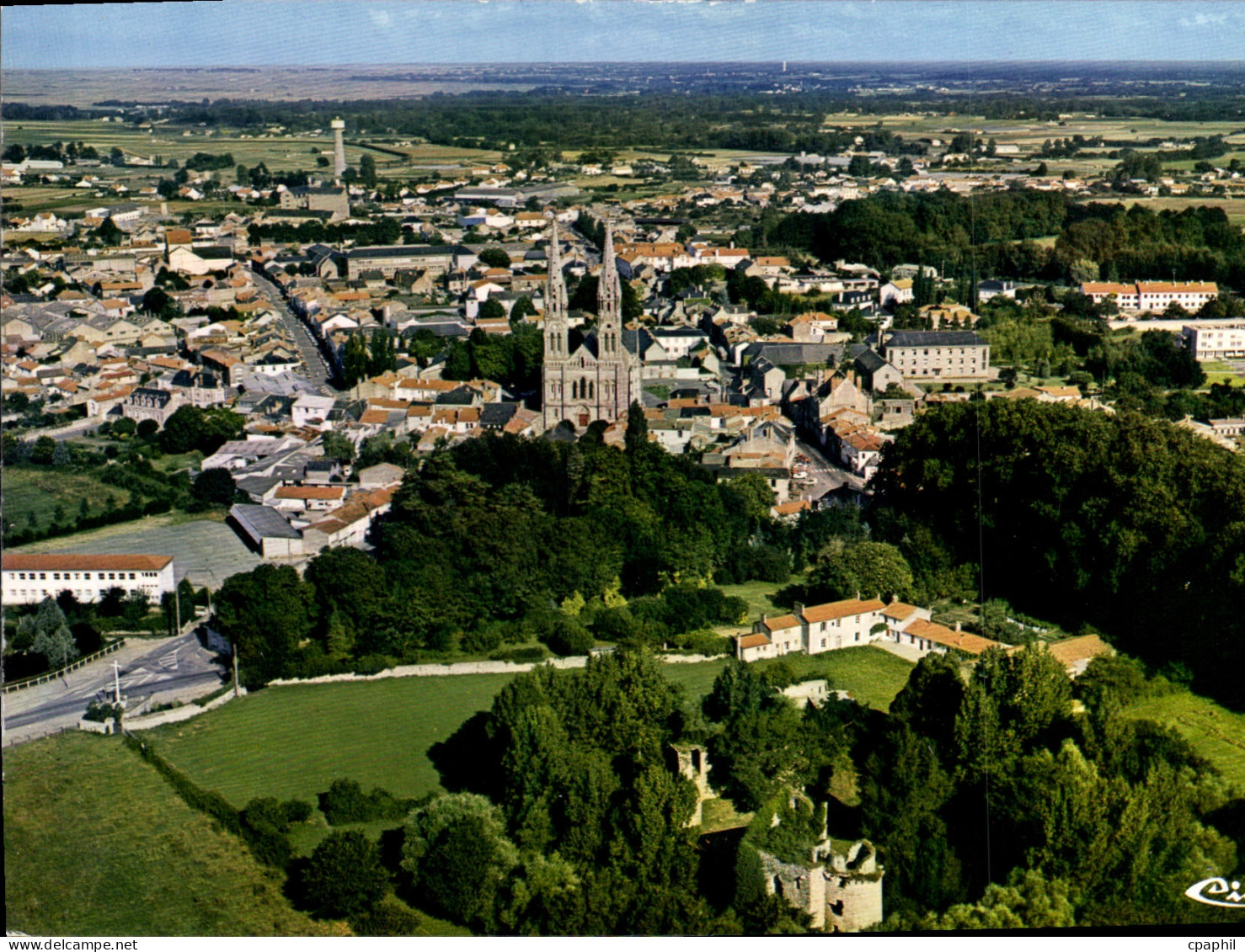 CPSM Machecoul Loir Atl vue generale aerienne au premier plan le chateau de Gilles de Rais dit Barbe