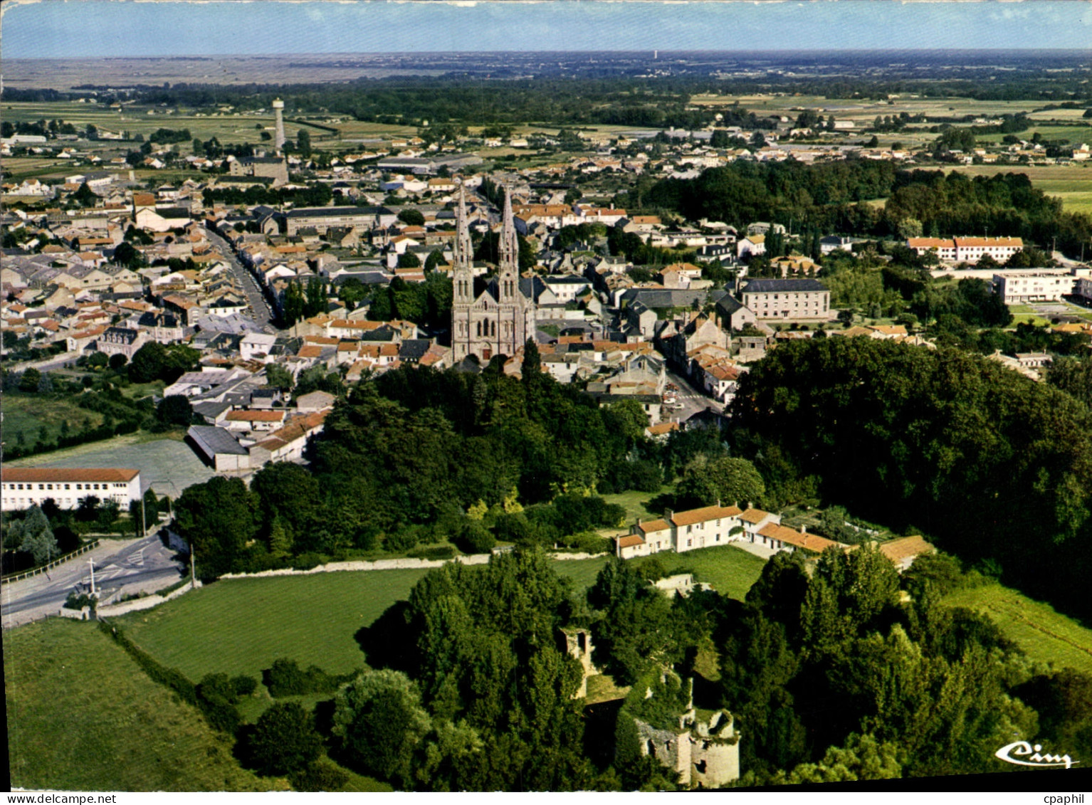 CPSM Machecoul Loir Atl vue generale aerienne au premier plan le chateau de Gilles de Rais dit Barbe