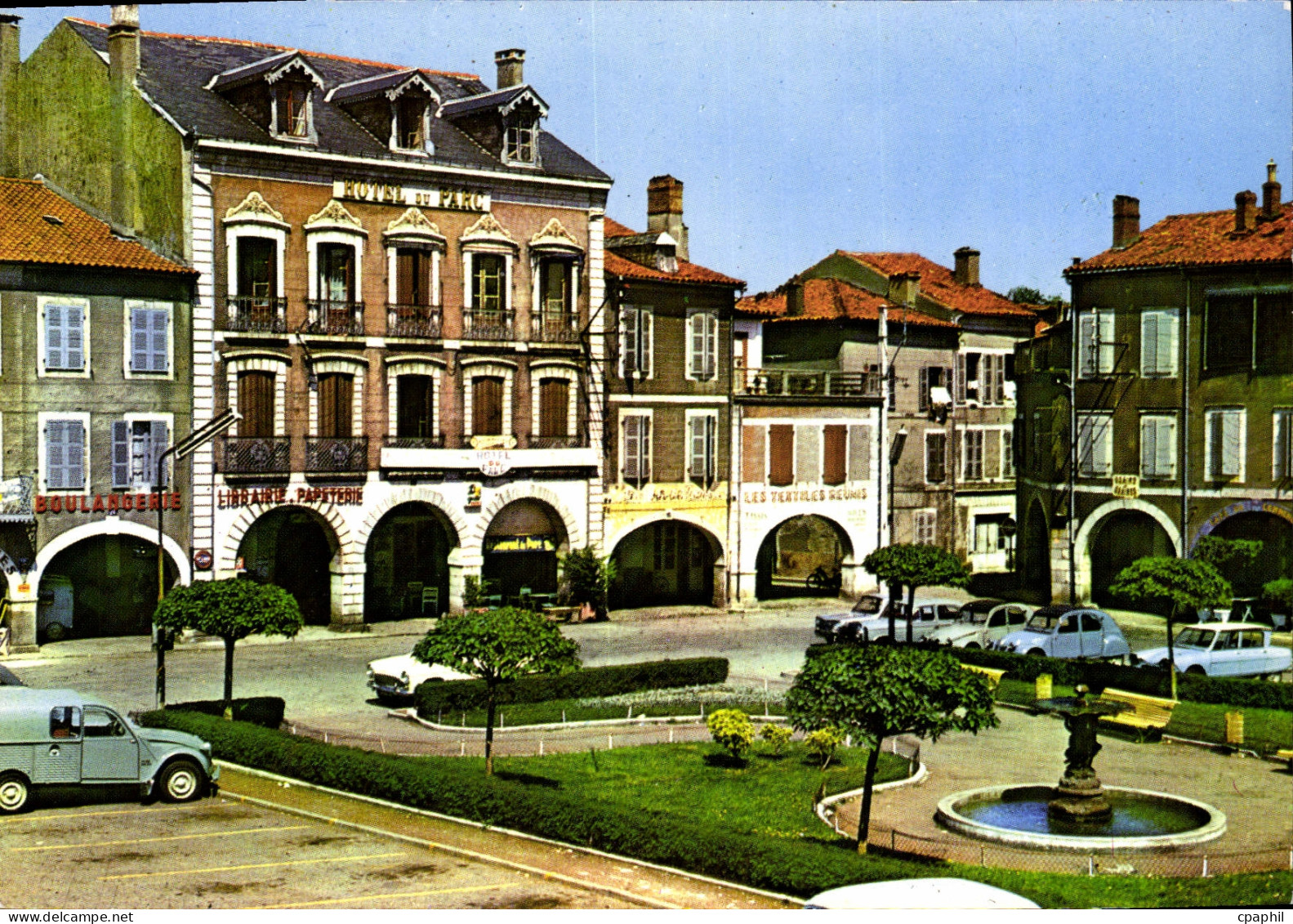 CPSM Montrejeau Place Valentre Abeille