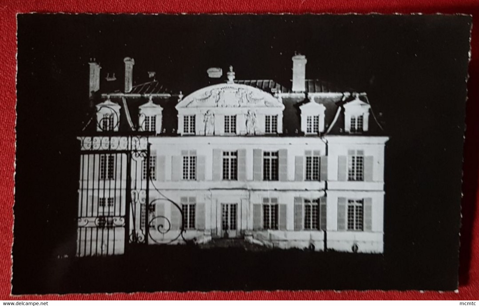 CPSM petit format -  Guiry en Vexin -(Seine-et-Oise ) - Le Château ( XVIIe siècle)  illuminé
