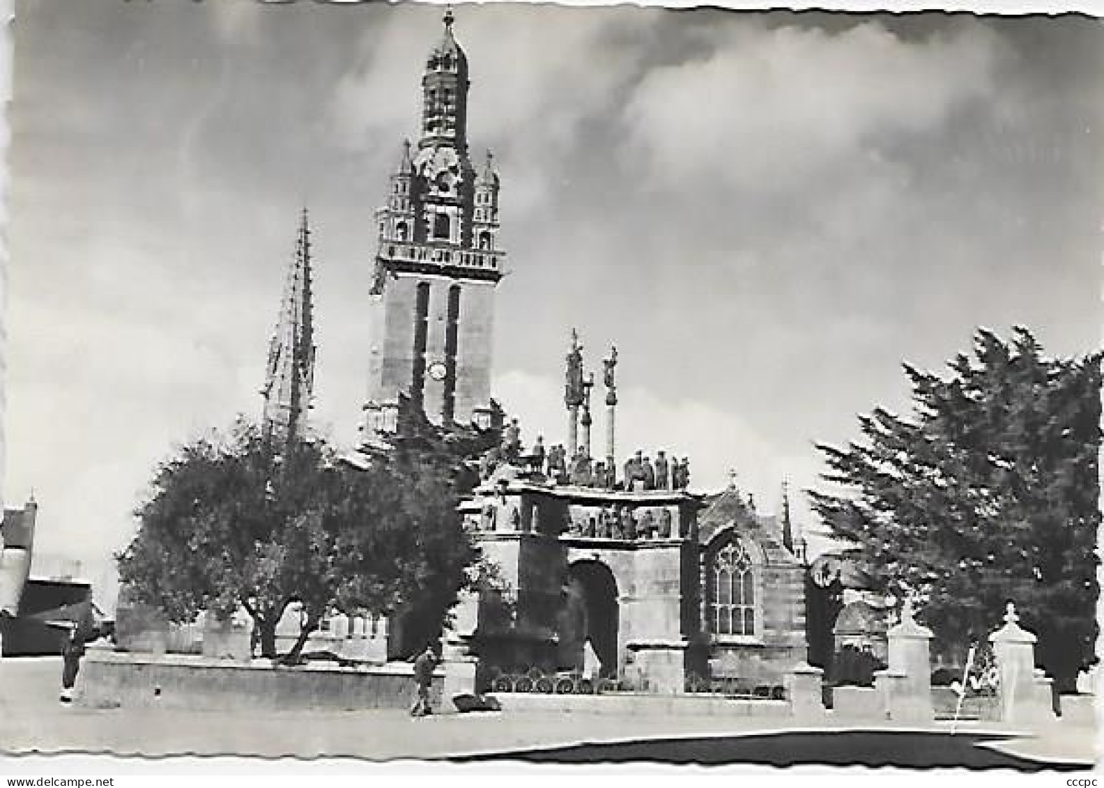 CPSM Pleyben Le Calvaire et l'Eglise