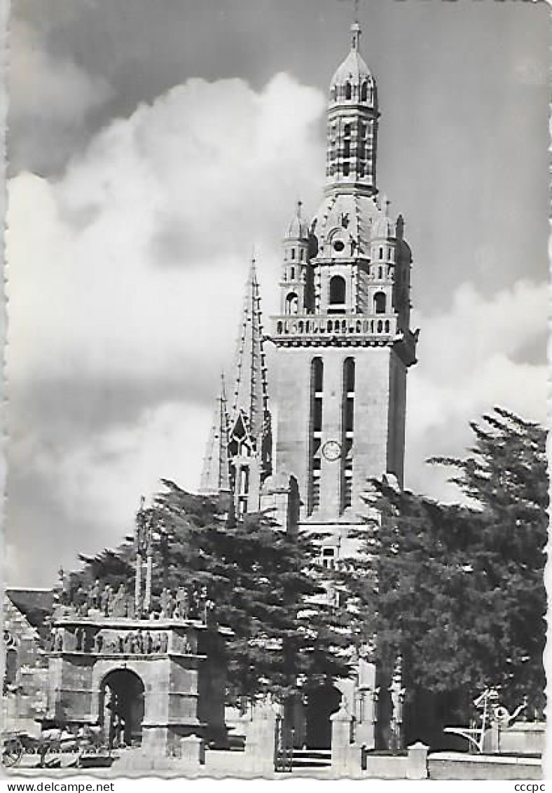 CPSM Pleyben Les trois clochers de l'Eglise et le Calvaire