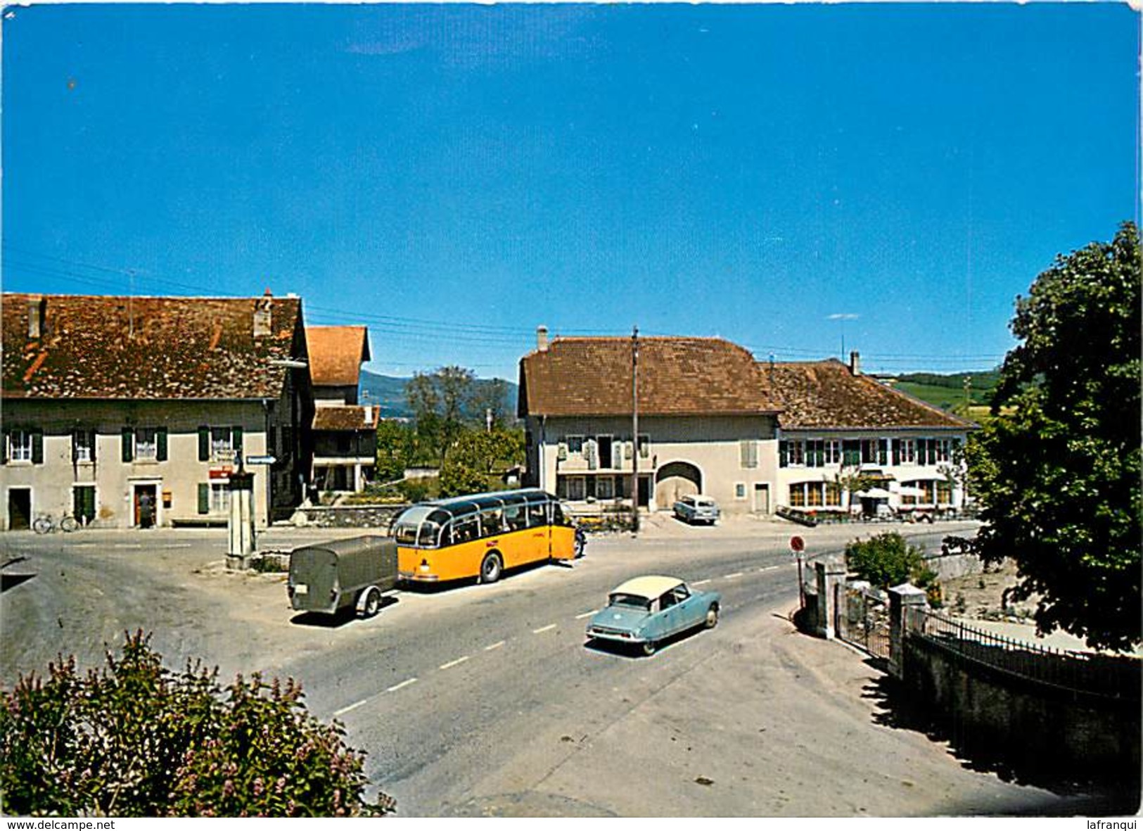 -cpsm -ref :T967- suisse - mathod - la place -bus autobus -et voiture citroen ds   - carte bon etat  -