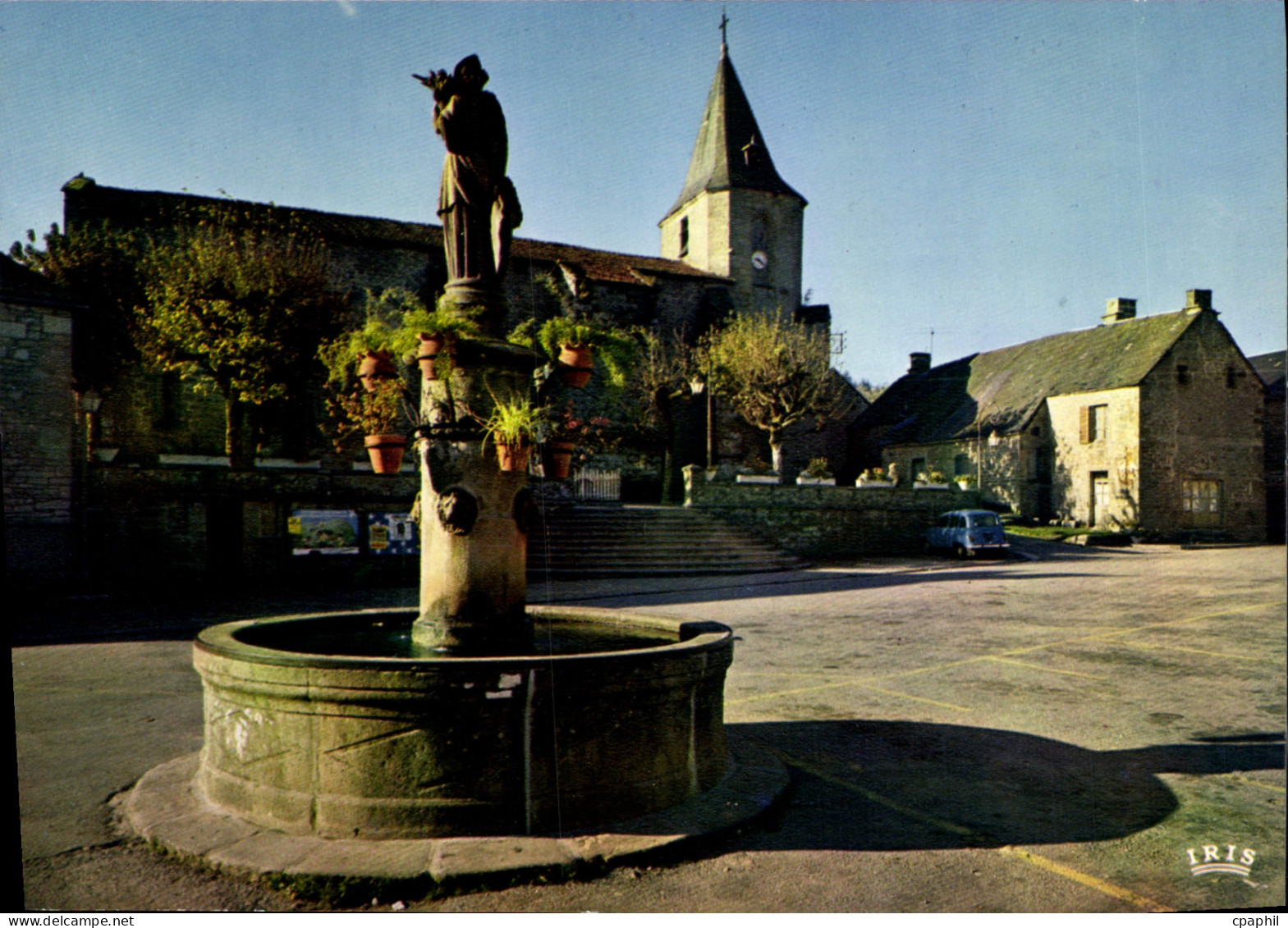 CPSM ROYERE DE VASSIVIERES la place la fontaine église