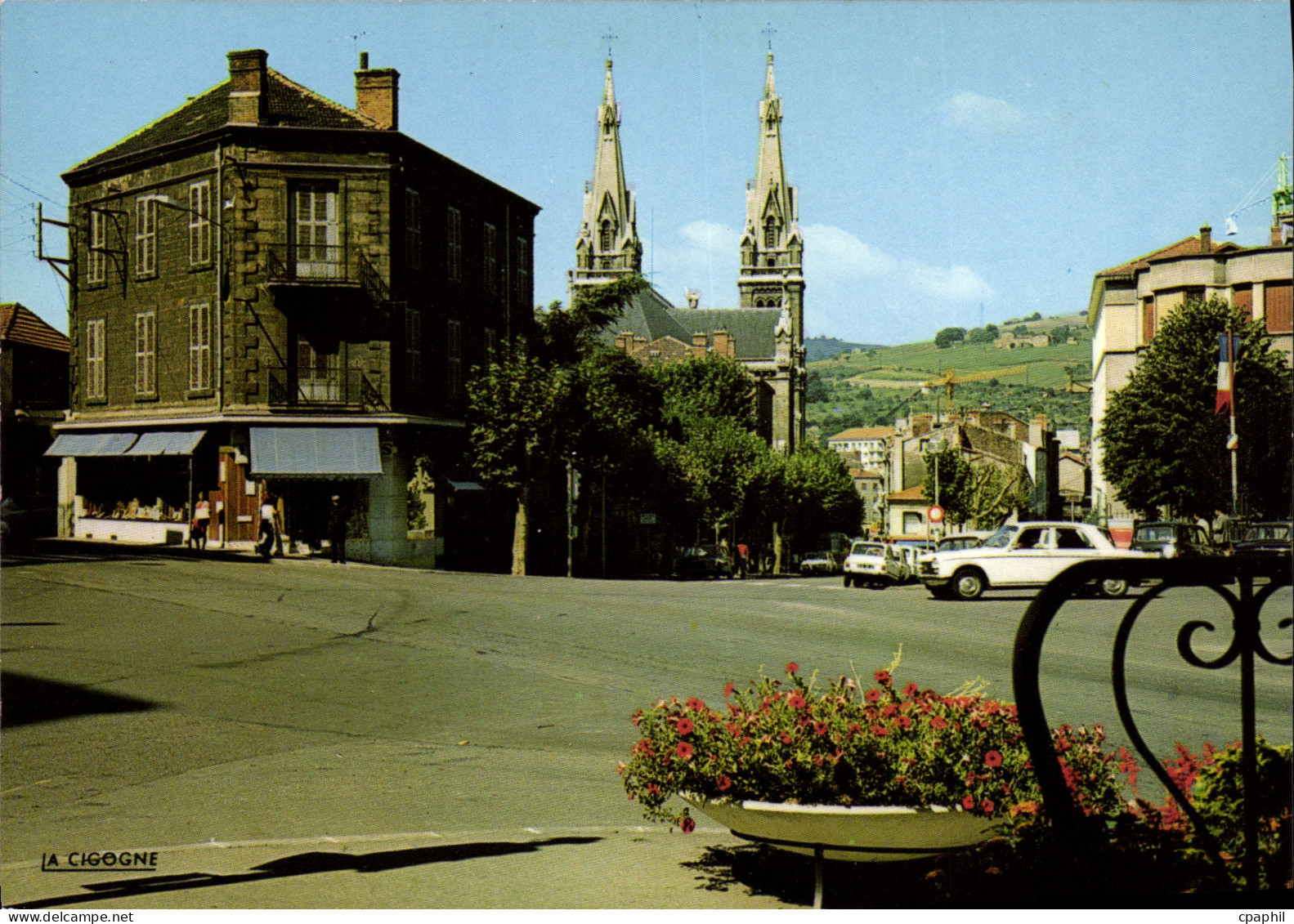 CPSM Saint Chamond Le Carrefour au fond Fleches de l'Eglise