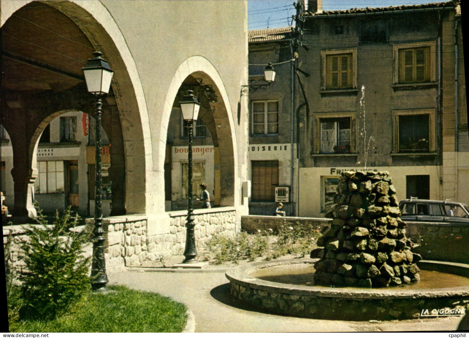CPSM Saint Didier En Velay La fontaine a Gauche les Halles