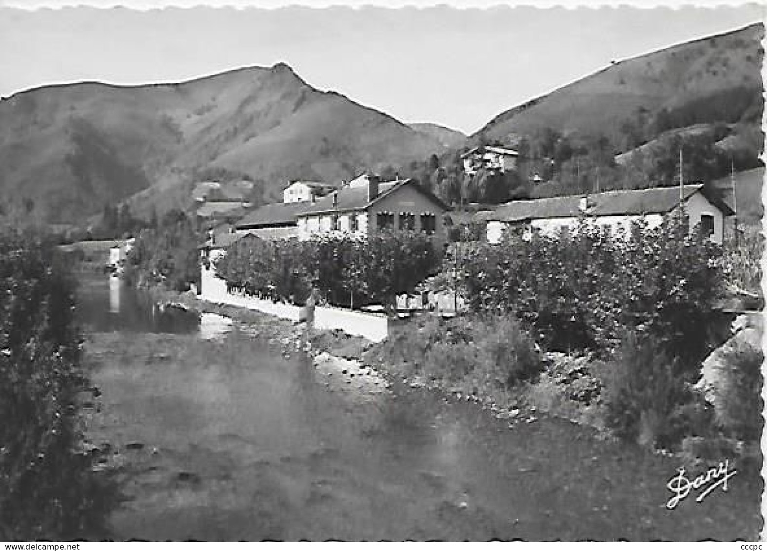 CPSM Saint-Etienne-de-Baigorry vue sur Nourèpe et Hôtel du Trinquet