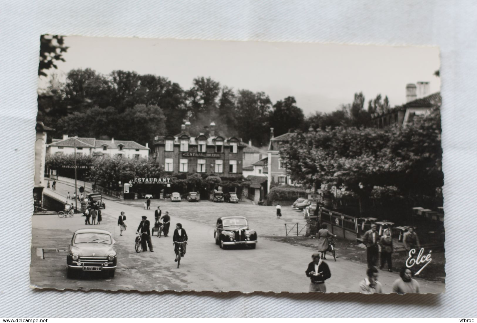 Cpsm, Saint Jean Pied de Port, place du marché, Pyrénées Atlantiques 64