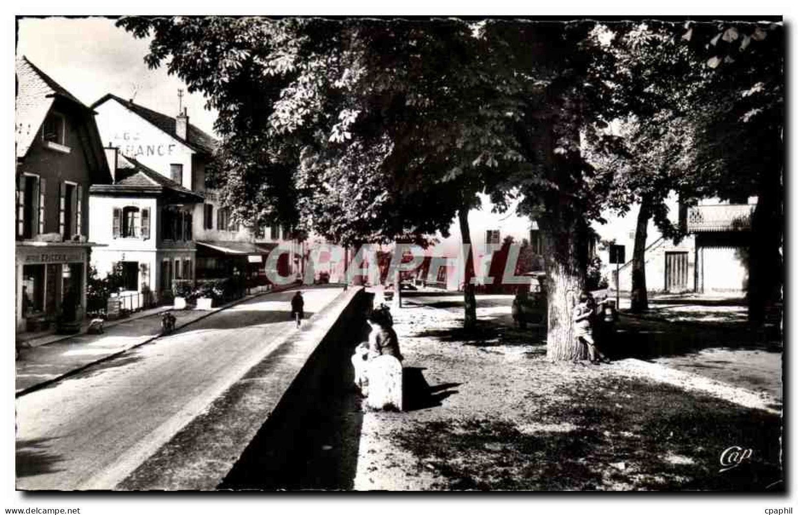 CPSM Saint Julien en Genevois La Promenade et I hotel de France