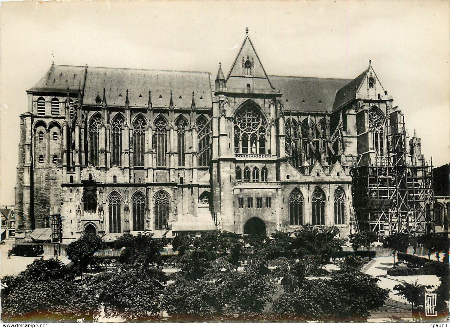 CPSM Saint Quentin les jardins de la Cathedrale