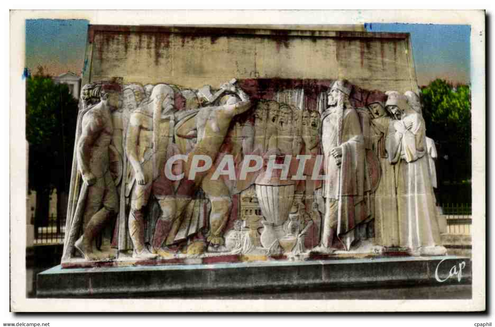CPSM Soissons Monument aux morts Bas relief Le vase de Soissons