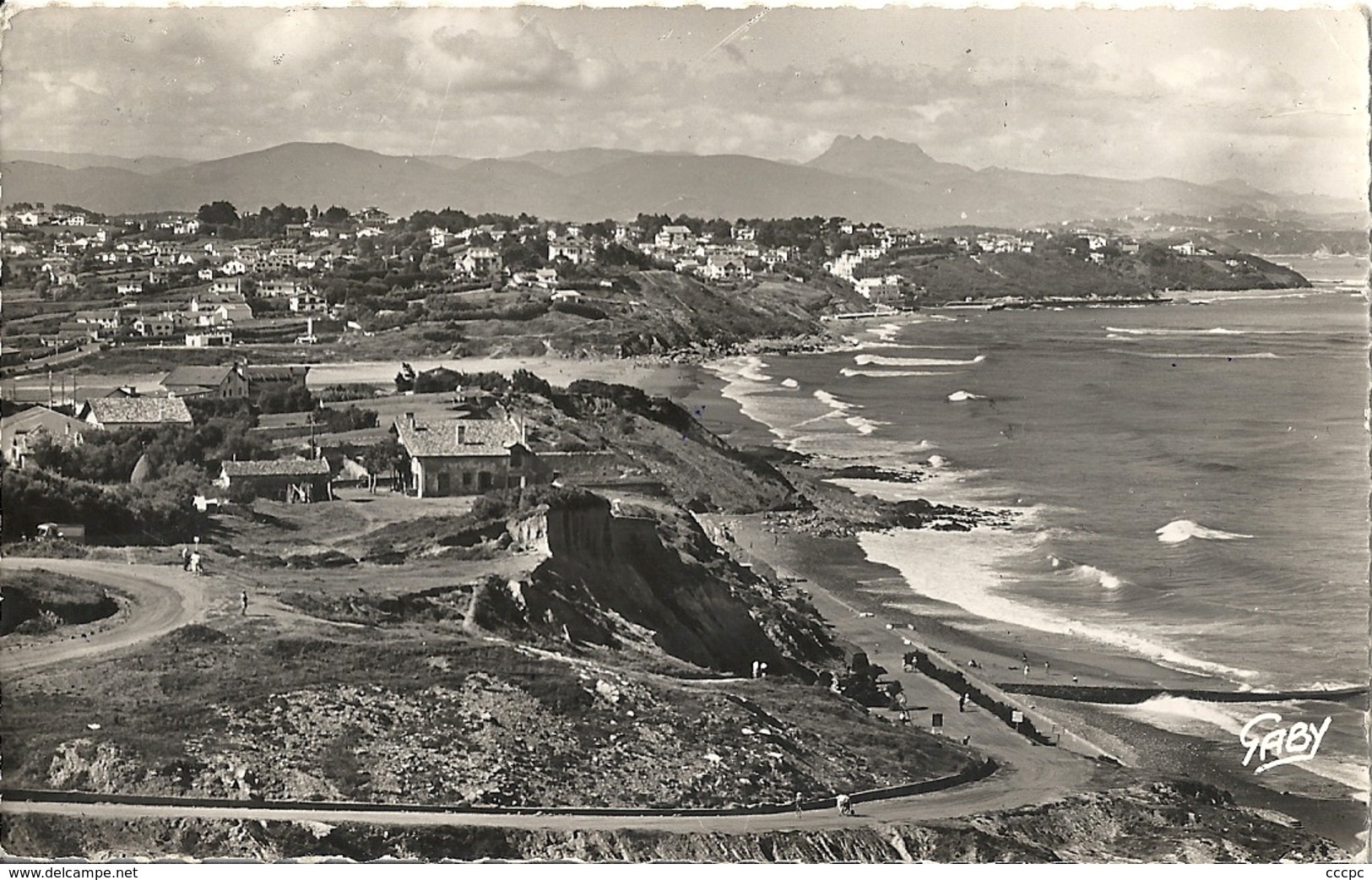 CPSM Souvenir de Guethary Vue générale au Fond l'Espagne et les Trois Couronnes