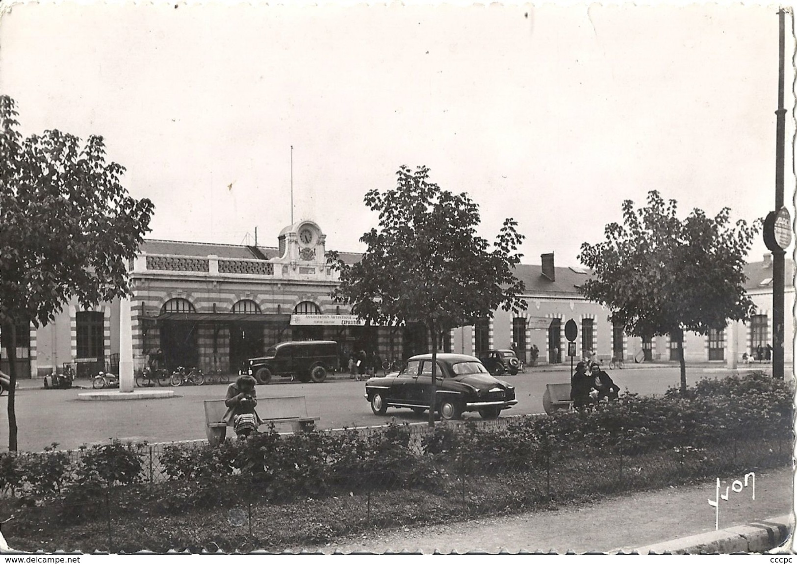 CPSM Tarbes La Gare voiture ancienne