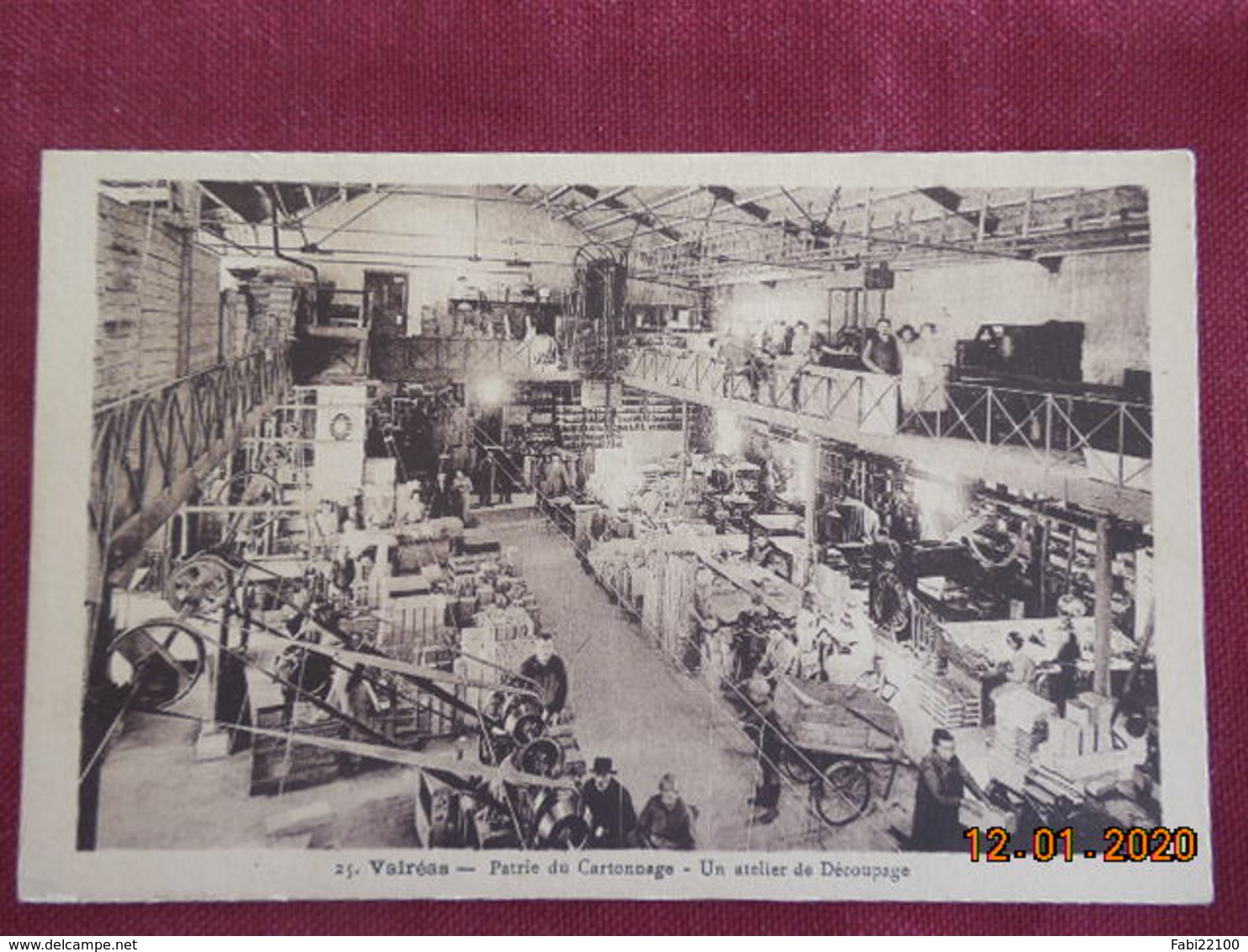 CPSM - Valréas - Patrie du Cartonnage - Un atelier de découpage