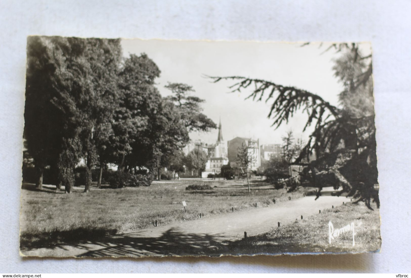 Cpsm, Vanves, le parc, au fond l'église, Hauts de Seine 92