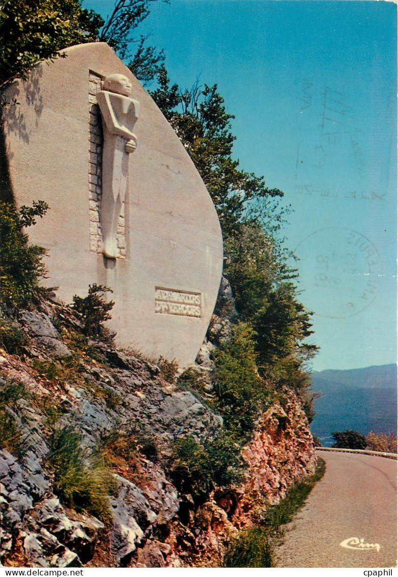CPSM Vassieux en Vercors (Drome) alt 1054 m Monument aux Martyrs du Vercors