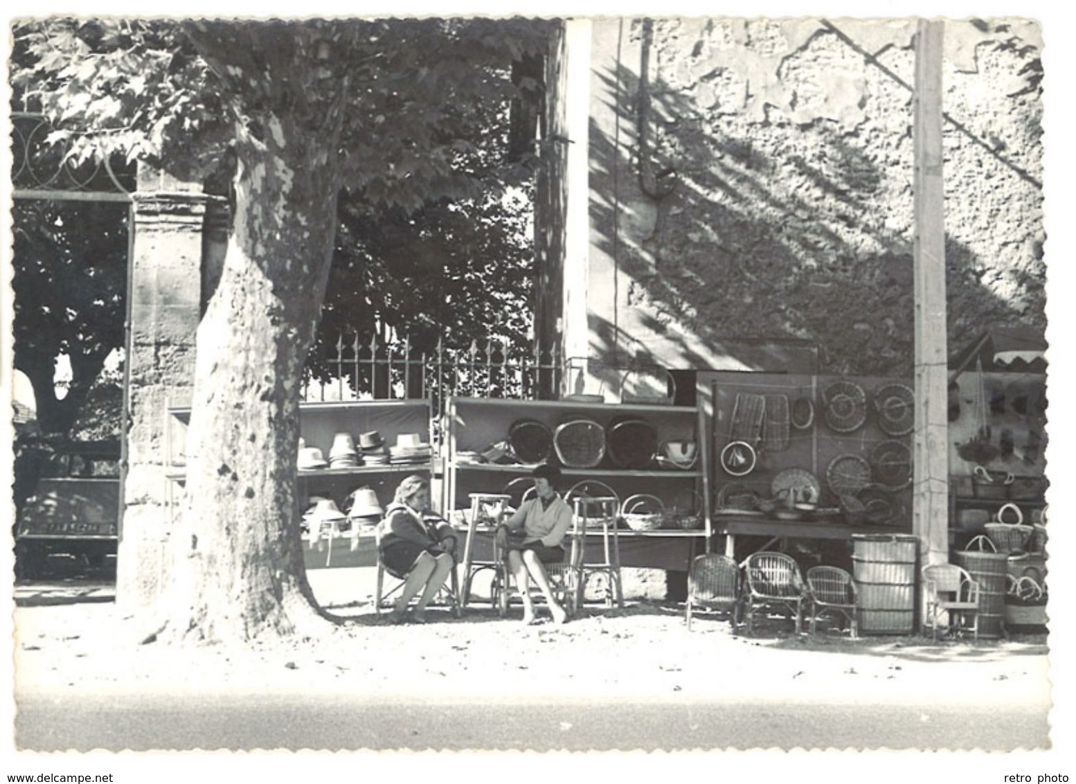 Cpsm Vaucluse, Piolenc - Etalage de balais ( marché, marchand )