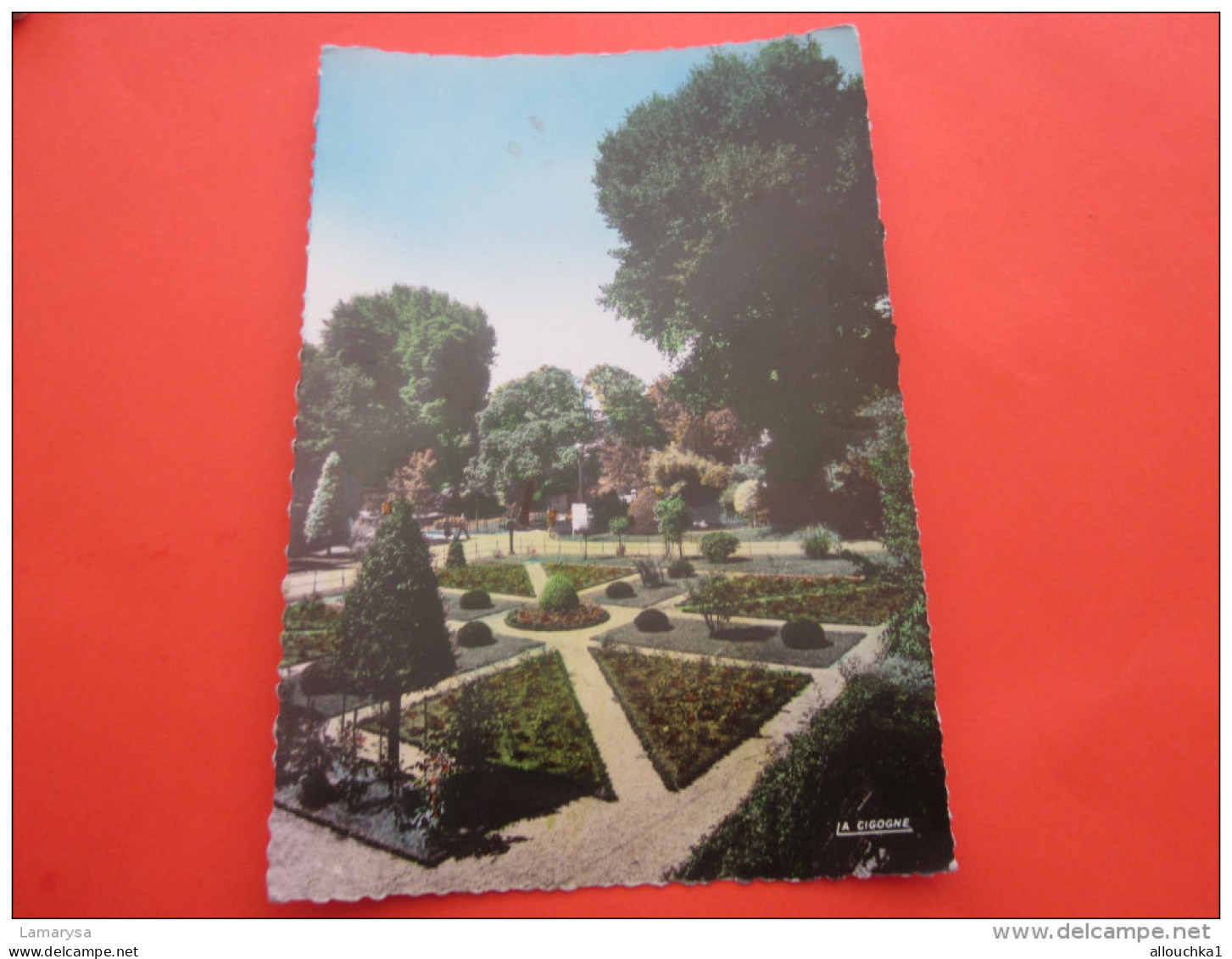 CPSM --Vichy Allier 03 dans les grands parcs jardins à la française
