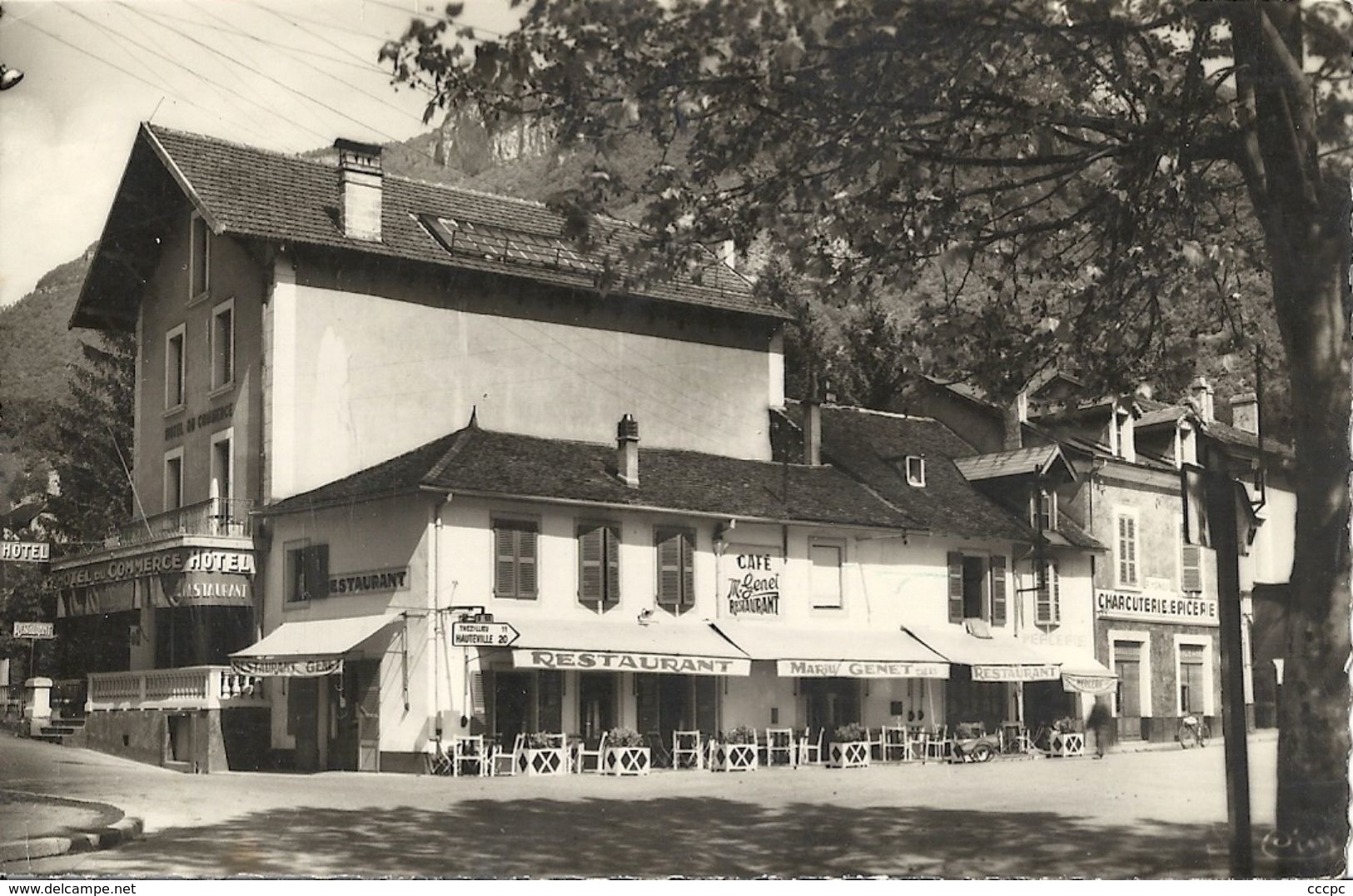 CPSM Virieu-le-Grand Un coin de la Place