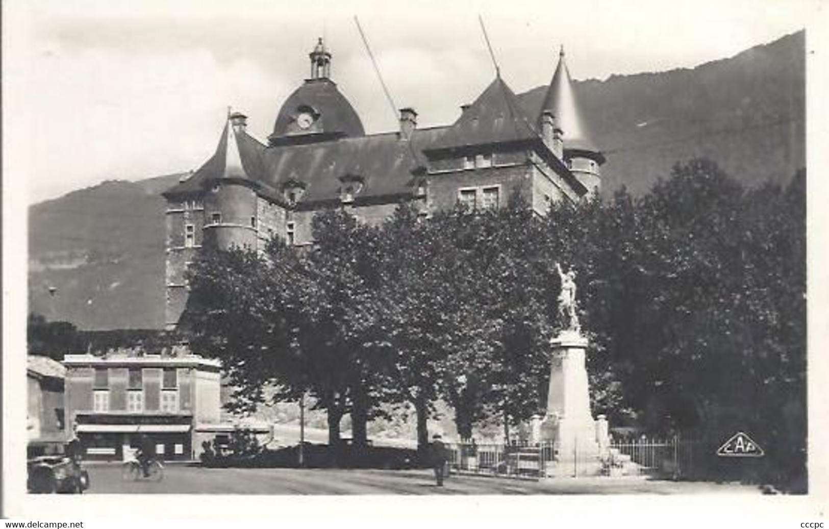 CPSM Vizille Le Château et le Monument du Centenaire