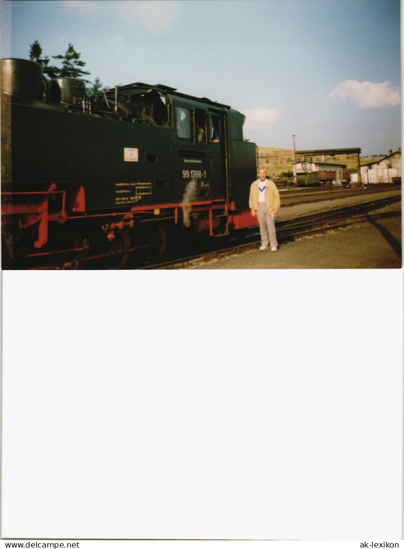 Cranzahl-Sehmatal Bahnhof Mann vor Dampflokomotive 1996 Privatfoto