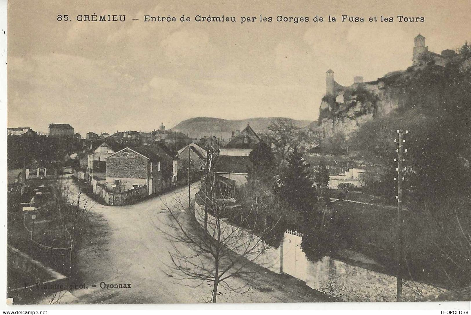 Crémieu Entrée de Crémieu par les Gorges