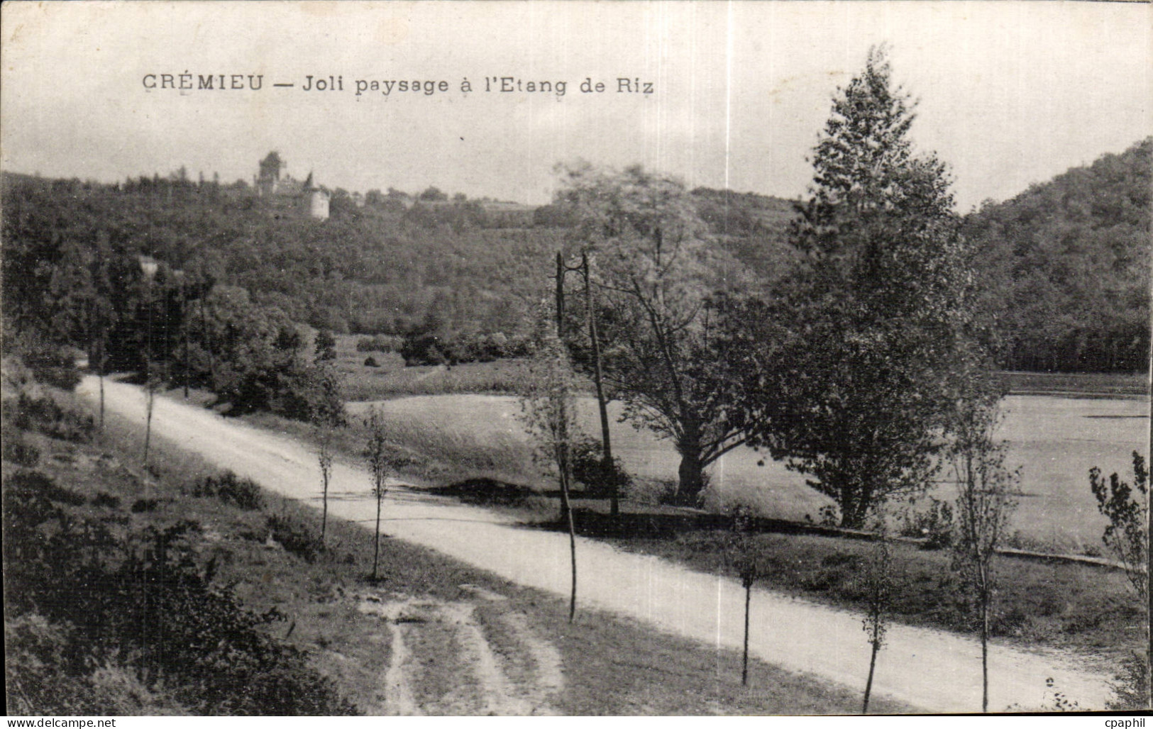 Cremieu - Joli Paysage et l Etang de Riz - CPA