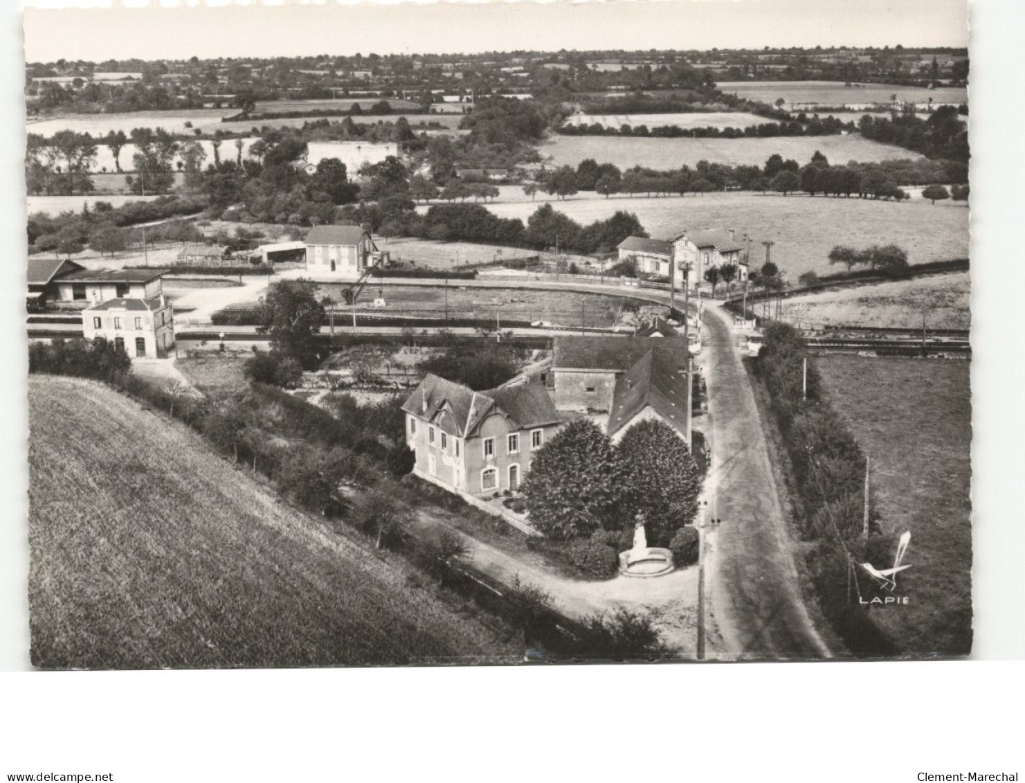 CREZ-en-BOUERE: la gare vue aérienne 10x15 - très bon état
