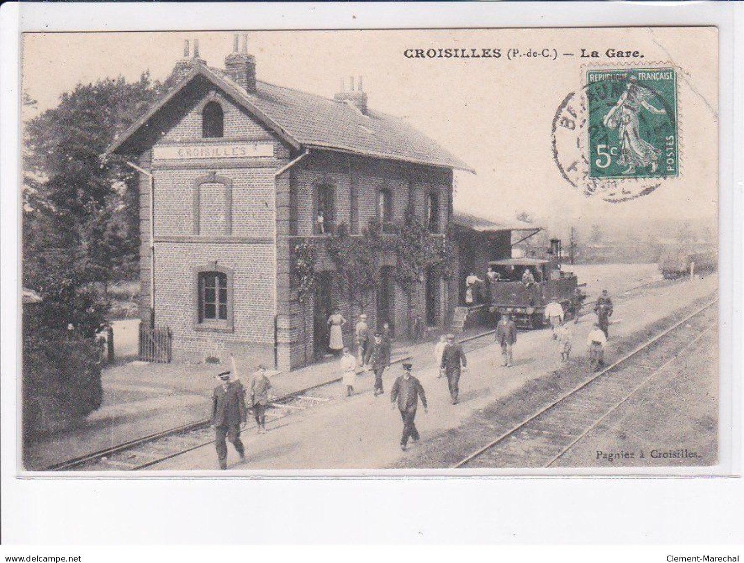 CROISILLES: la gare, locomotive - état
