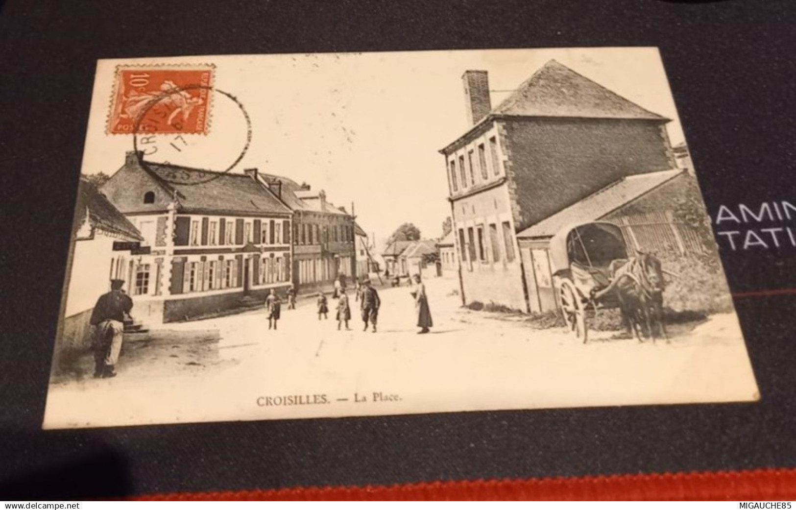 CROISILLES-  la place
