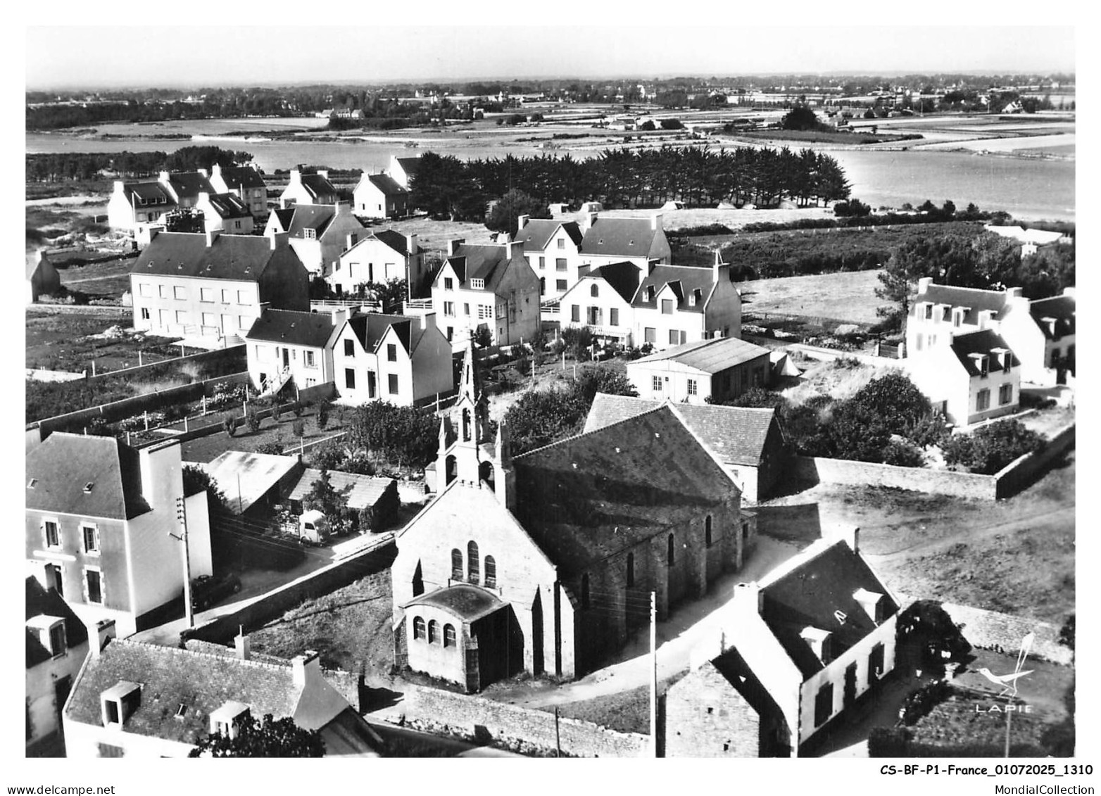 CS-BFP1-0656-29 - En avion au-dessus de LESCONIL - PLOBANNALEC - L'église