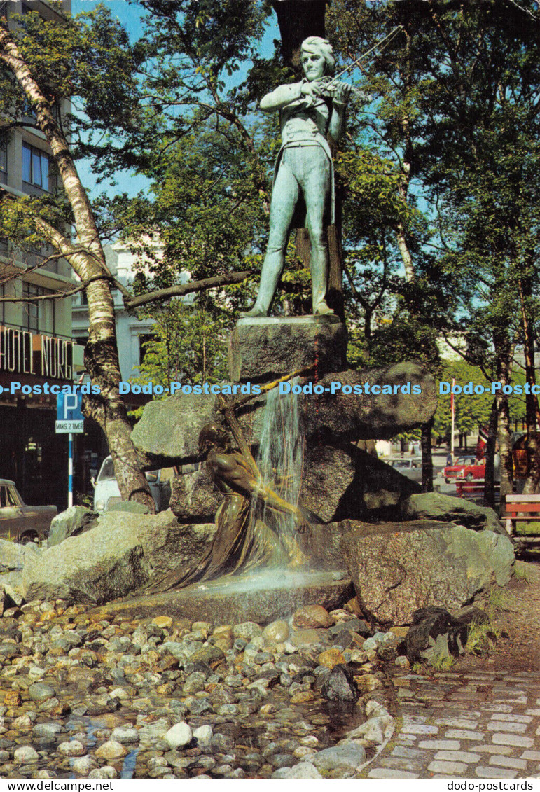 D031622 Bergen. Norway. Ole Bull. statuen utenfor Hotel Norge. Mittet