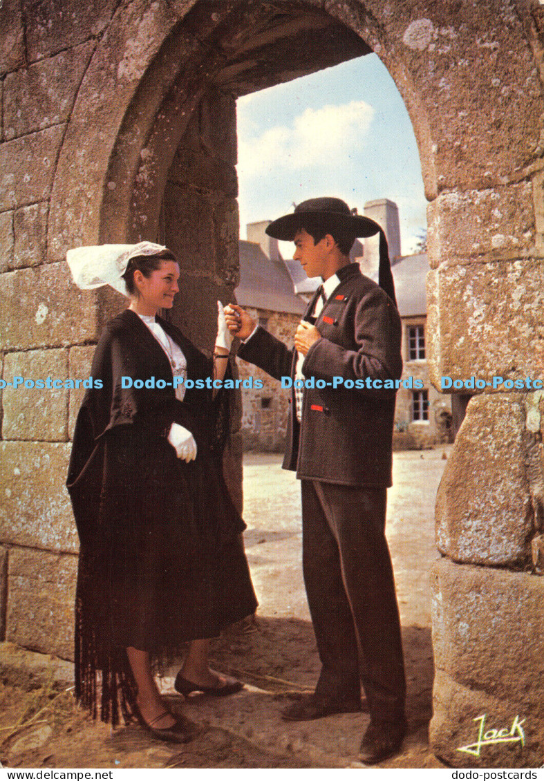 D043135 Folklore de Bretagne. Jeune Couple du Cercle Ernest Renan. Costume du Tr