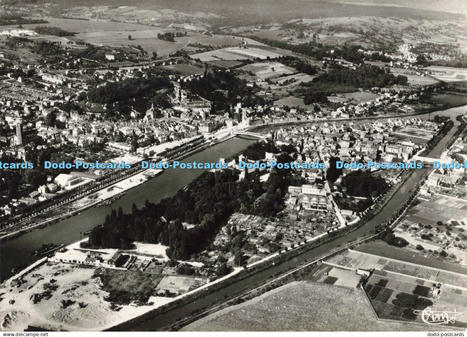 D137131 Chateau Thierry Aisne Vue aerienne Lile de Chateau Thierry et la Vallee