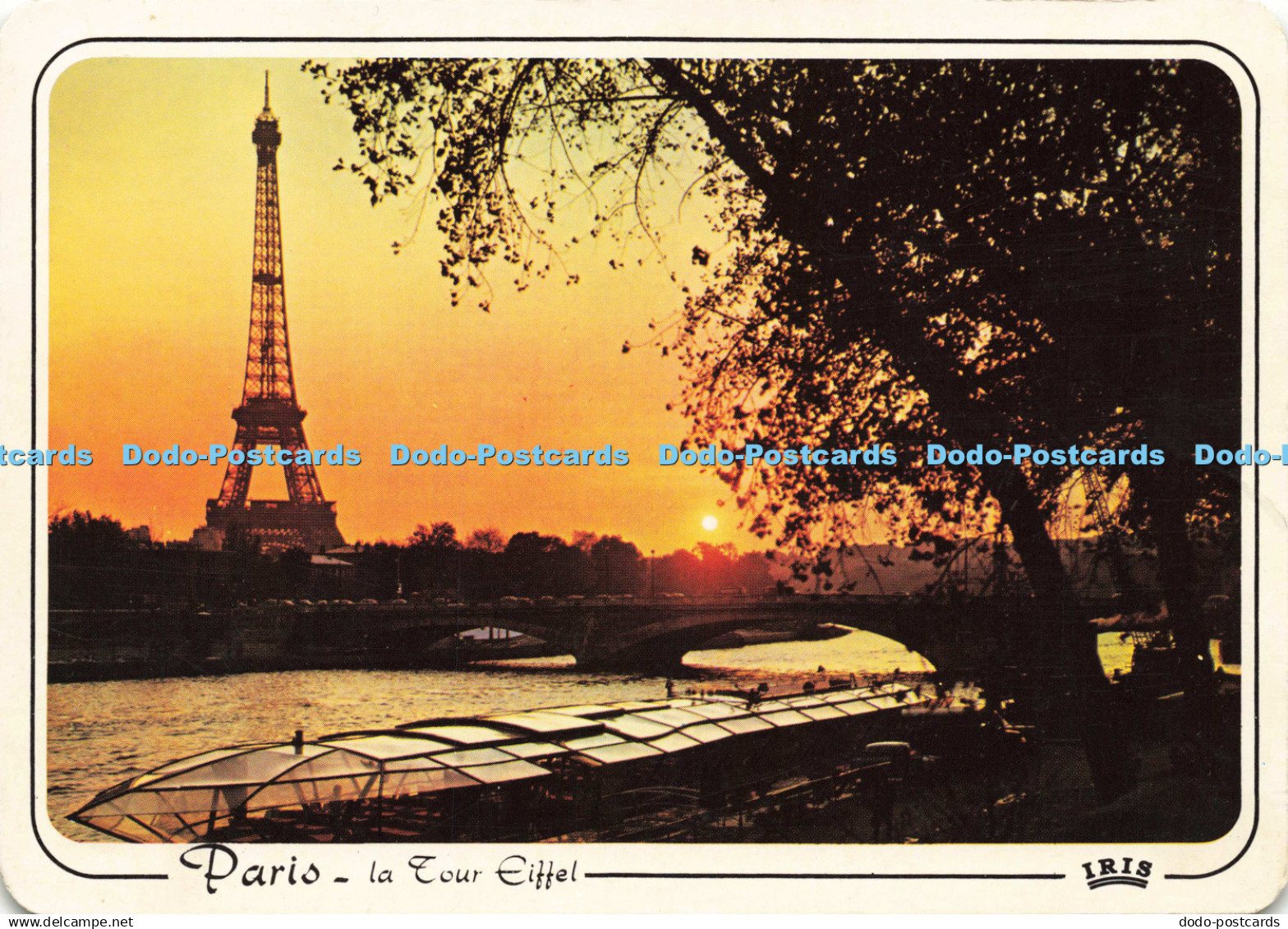 D141999 Paris La Tour Eiffel Iris 668 Coucher de soleil sur la Tour Eiffel et la