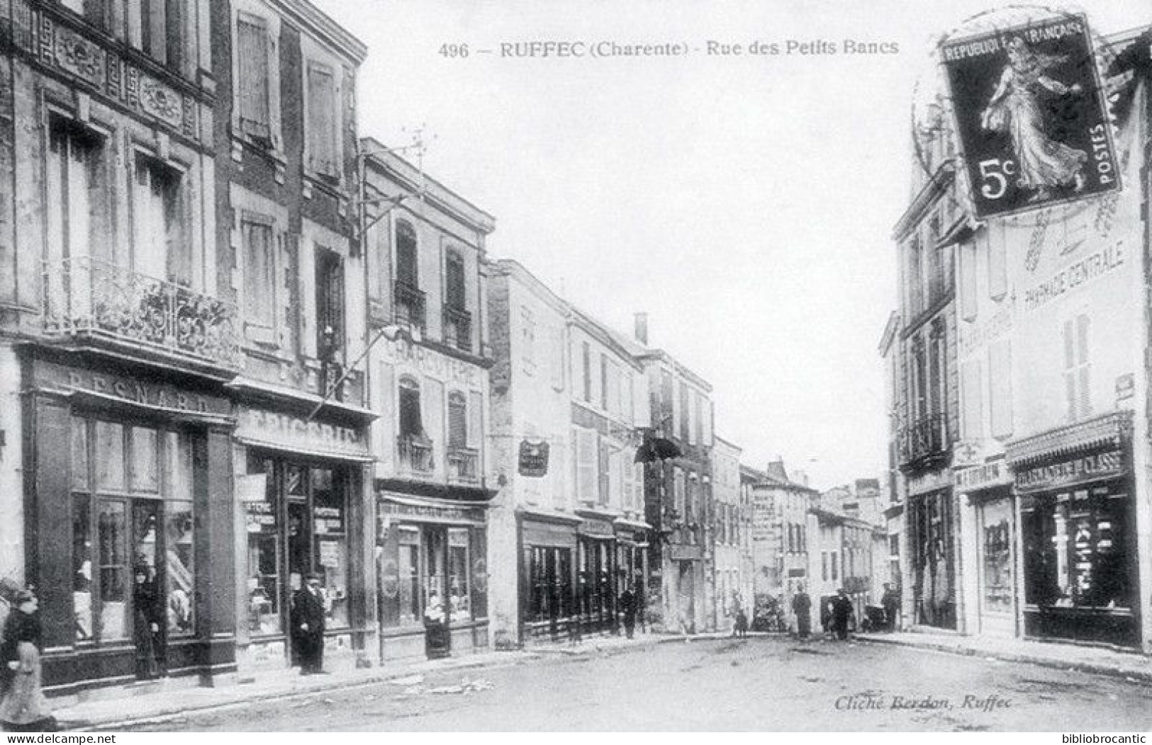 D16 RUFFEC - RUE DES PETITS BANCS < VUE ANIMEE AVEC DE NOMBREUX COMMERCES