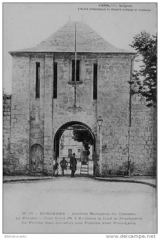 D17 - SURGERES -ANCIENS REMPARTS DU CHATEAU - VUE ANIMEE DU PORCHE (ancienne poterne )