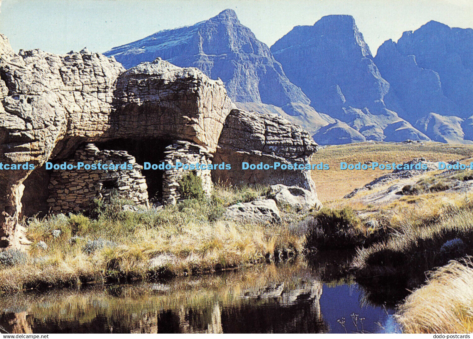 D176587 Lesotho. Bushman Hut. Sehlabathebe. National Park. Dirk Schwager