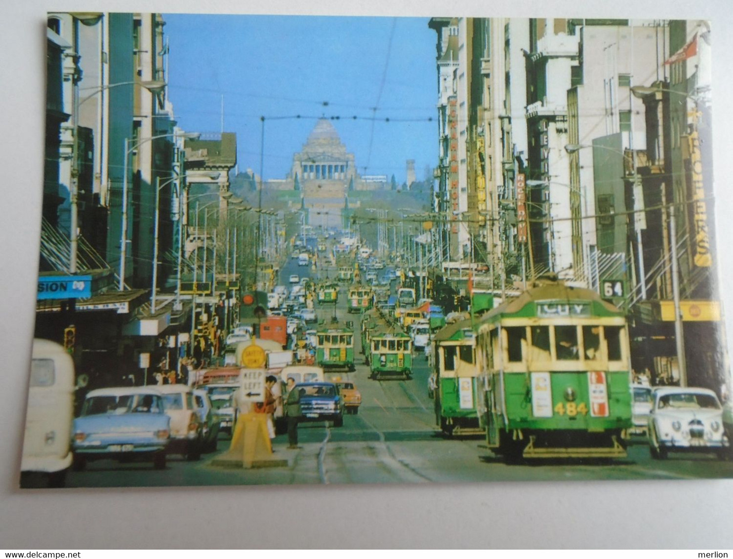 D191575    Postcard - Australia - Vic.  MELBOURNE tram  street scene